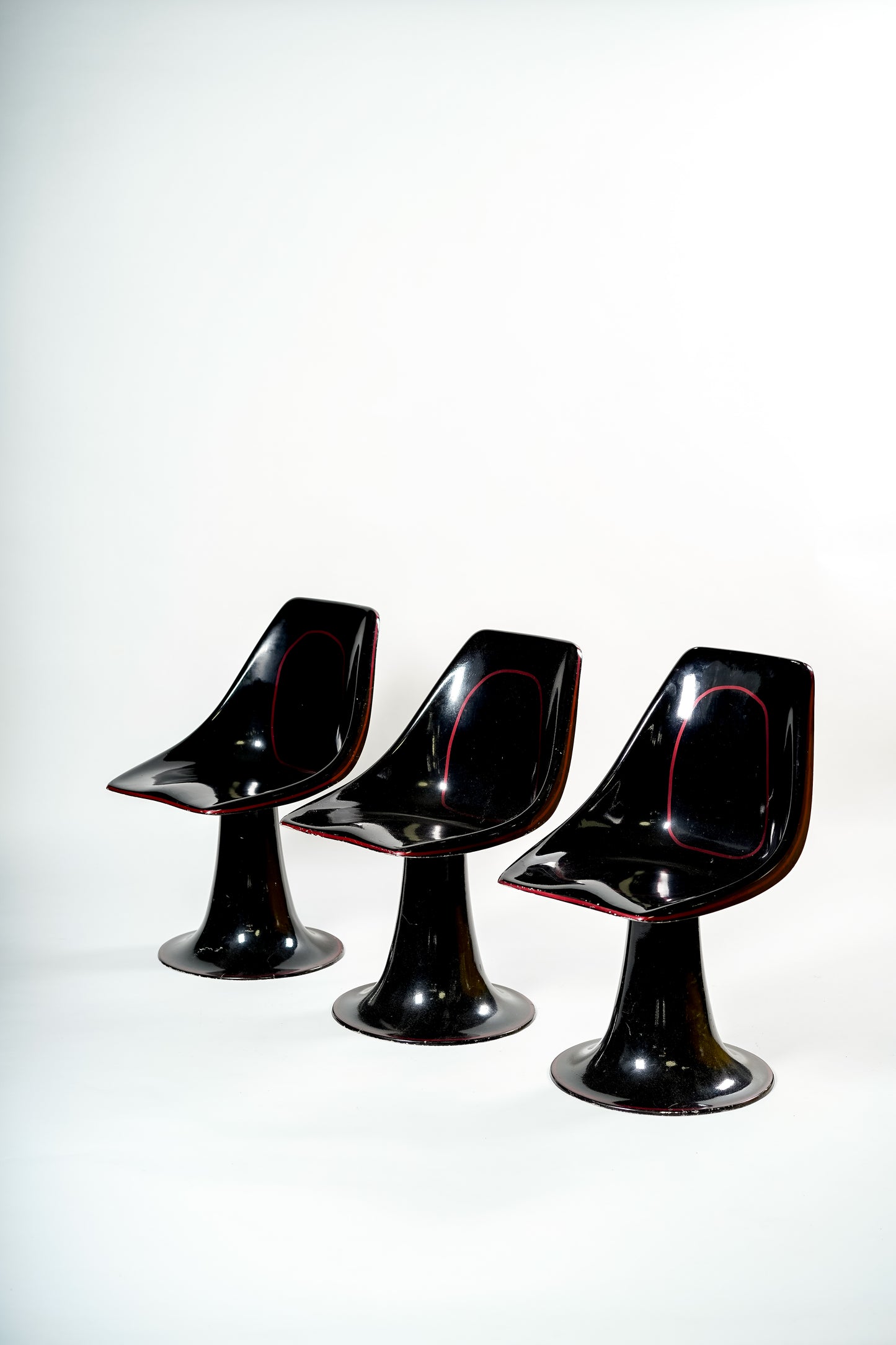 Unique fiberglass tulip chairs 1960s